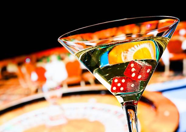 Split-screen view of M-World Championship match and live roulette table on sinden4d mobile